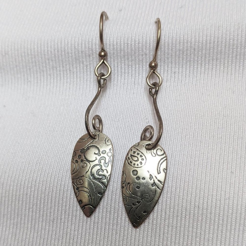 Delicate silver paisley swirl leaf earrings 🌈